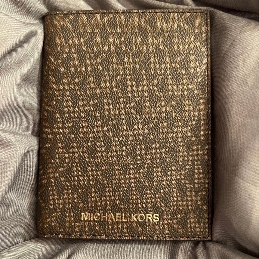 Brand New Michael Kors Jet Set Travel Passport/Credit Card Case Leather Wallet